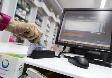 Las farmacias vuelven a dispensar medicinas con receta electrónica tras una mañana de 'papel'