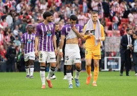 Los jugadores del Real Valladolid, abatidos tras la goleada de San Mamés.