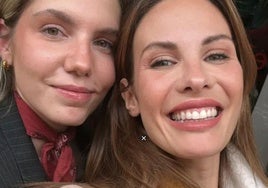 Jessica Bueno con su nueva representante.