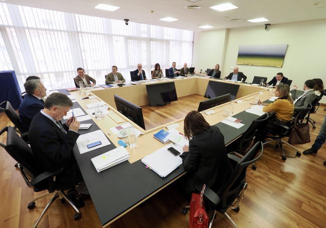Integrantes de la Mesa de las Cortes y de la Junta de Portavoces en la reunión de este jueves.