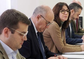 El letrado mayor procuradores del PP y de Vox, este jueves, en la reunión de la Junta de Portavoces