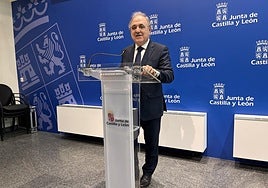 El delegado de la Junta, José Antonio Rubio, presenta las aportaciones a los municipios.