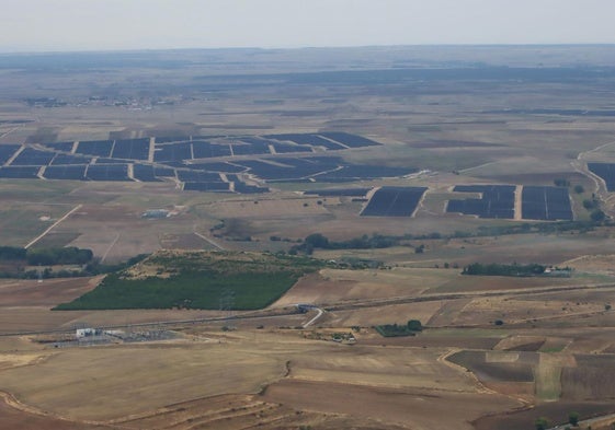 Vista aérea de una gran planta fotovoltaica en el alfoz de Segovia capital.
