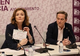 La portavoz de Vox, Sonia Lalanda, muestra un folleto sobre la Zona de Bajas Emisiones.