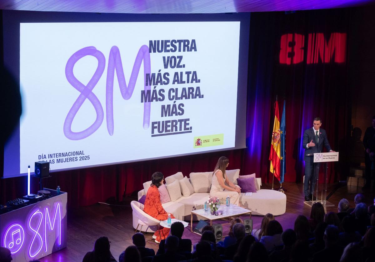 Sánchez clausura ayer el acto institucional con motivo del Día Internacional de las Mujeres.