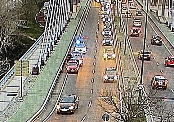 Momento posterior al accidente en el Puente de Hispanoamérica, en una imagen compartida por la Policía Municipal.
