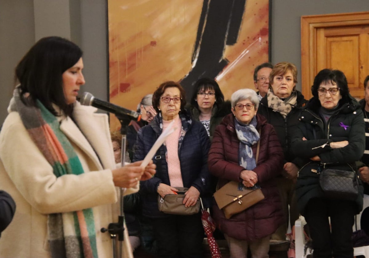 María del Carmen Rodríguez, de las aulas de Cultura de Peñaflor de Hornija, en el momento de leer el manifiesto