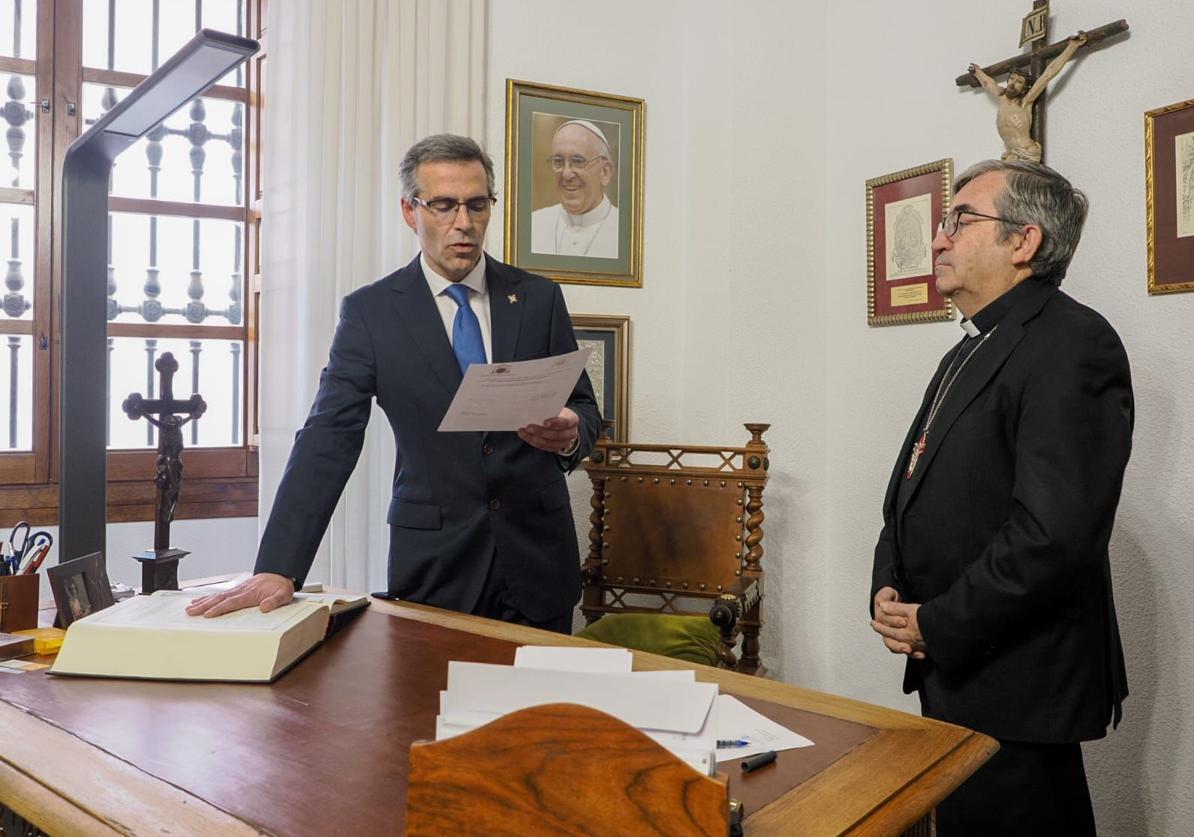 El nuevo ecónomo de la Archidiócesis de Valladolid, Óscar Agüera (izquierda), toma posesión del cargo este viernes ante el arzobispo, Luis Argüello.