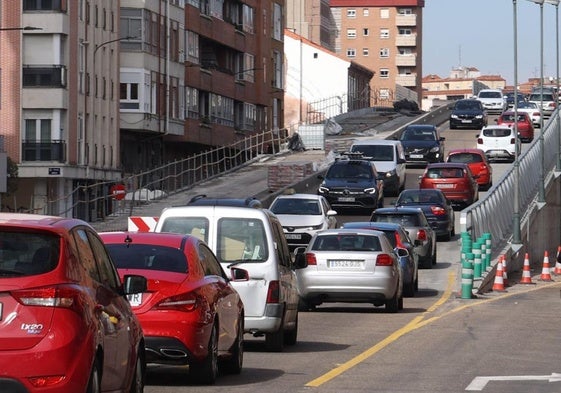 Retenciones en Arco de Ladrillo por las obras, hace unos días.