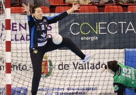 Carmen Sanz realiza una parada en el choque de esta temporada en Huerta del Rey.
