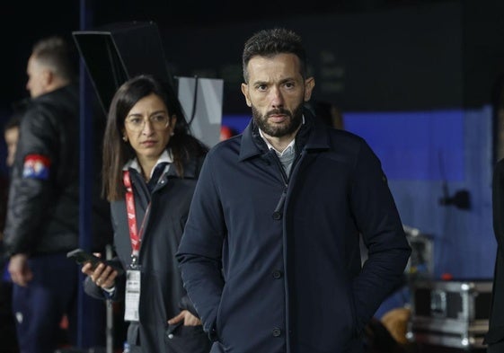 Carlos Corberán, en el banquillo del estadio El Sadar.