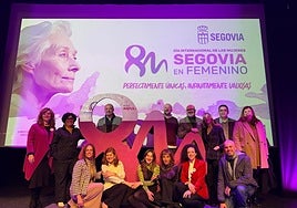 Miembros de la corporación municipal y mujeres homenajeadas en el acto de este viernes por el 8M convocado por el Ayuntamiento de Segovia.