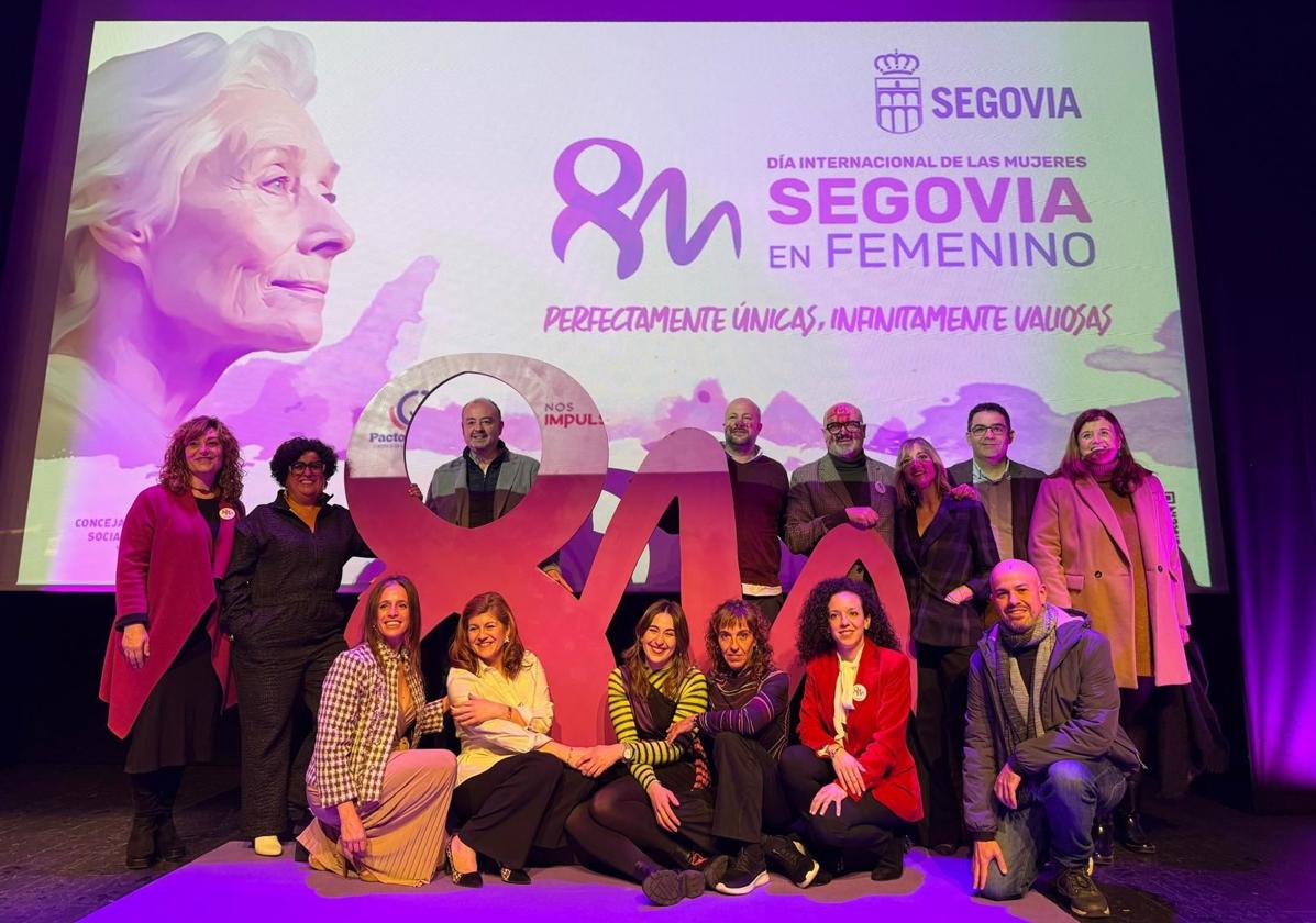 Miembros de la corporación municipal y mujeres homenajeadas en el acto de este viernes por el 8M convocado por el Ayuntamiento de Segovia.