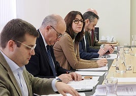 El letrado mayor de las Cortes y procuradores del PP y Vox en la Junta de Portavoces celebrada esta semana