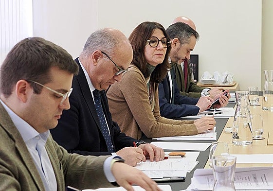 El letrado mayor de las Cortes y procuradores del PP y Vox en la Junta de Portavoces celebrada esta semana