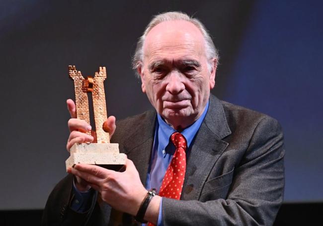 El presidente de la Academia de Cine, Fernando Méndez-Leite, exhibe su Roel de Honor en la inauguración de la SECIME