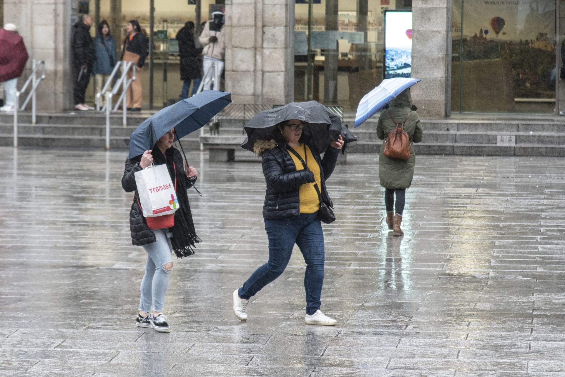 Fotos: el viento y la lluvia llegan a Segovia