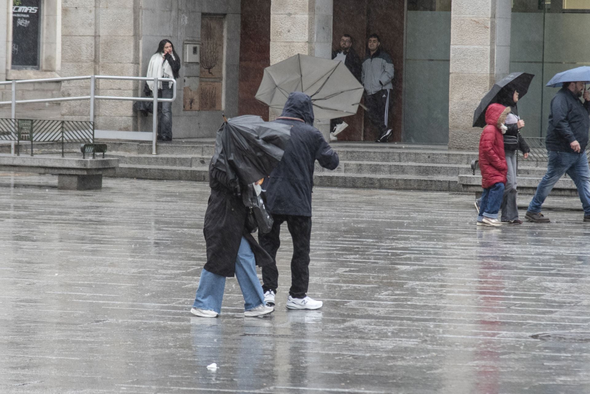 Fotos: el viento y la lluvia llegan a Segovia