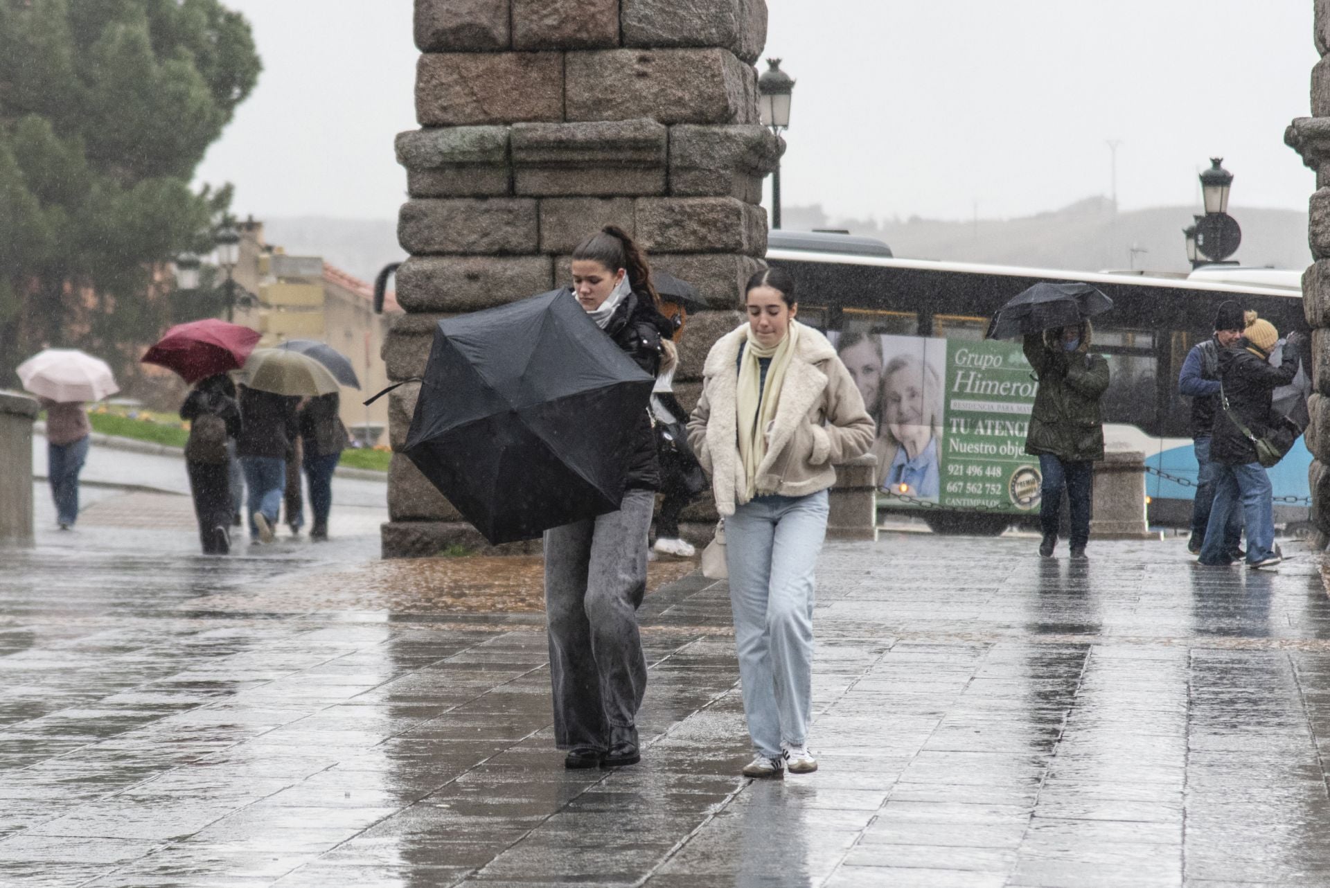 Fotos: el viento y la lluvia llegan a Segovia