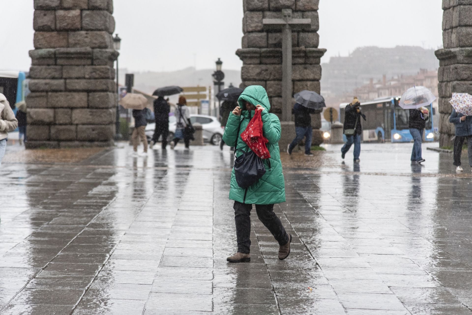 Fotos: el viento y la lluvia llegan a Segovia