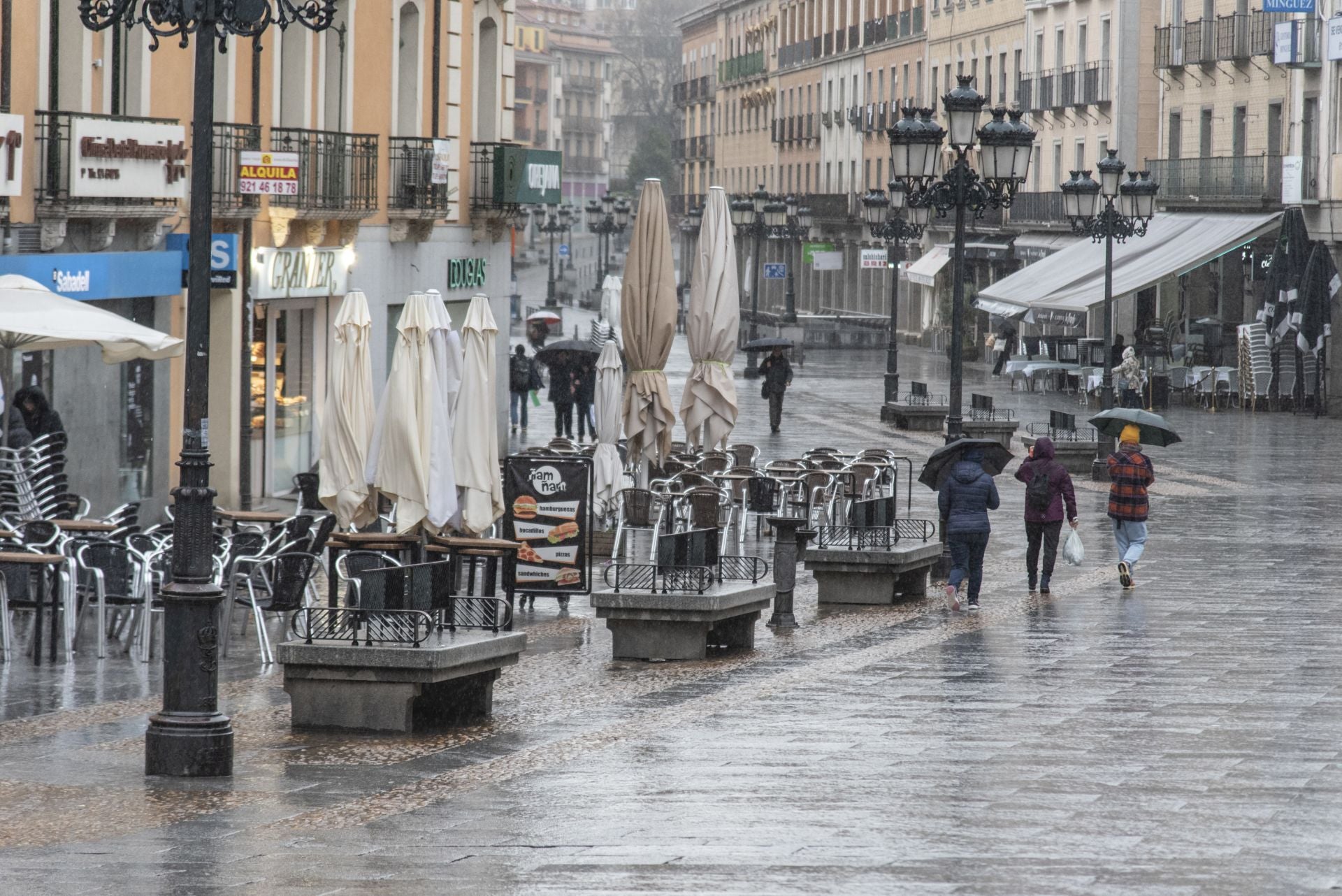 Fotos: el viento y la lluvia llegan a Segovia