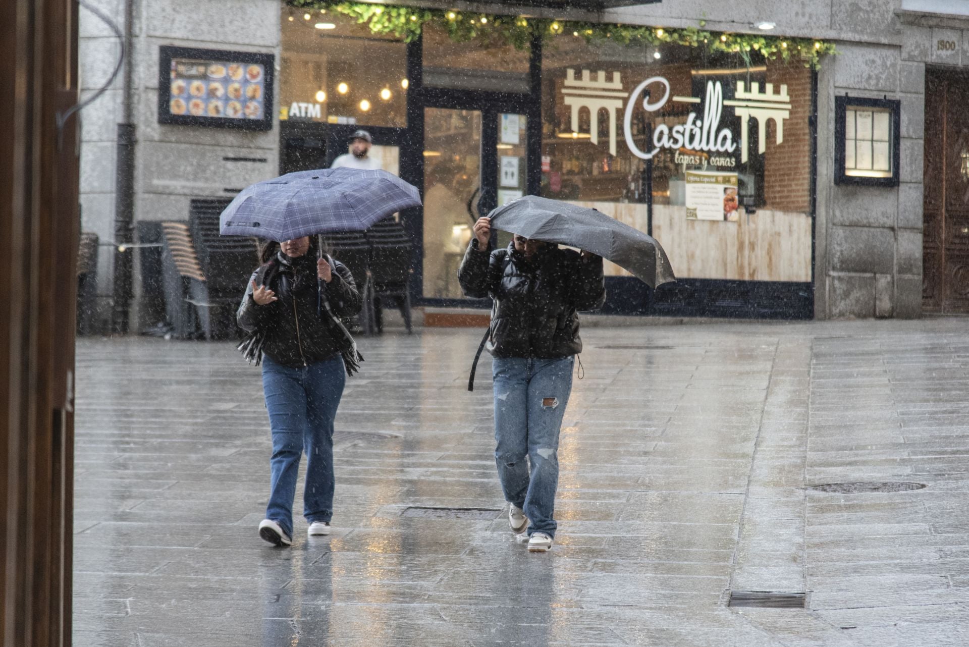 Fotos: el viento y la lluvia llegan a Segovia
