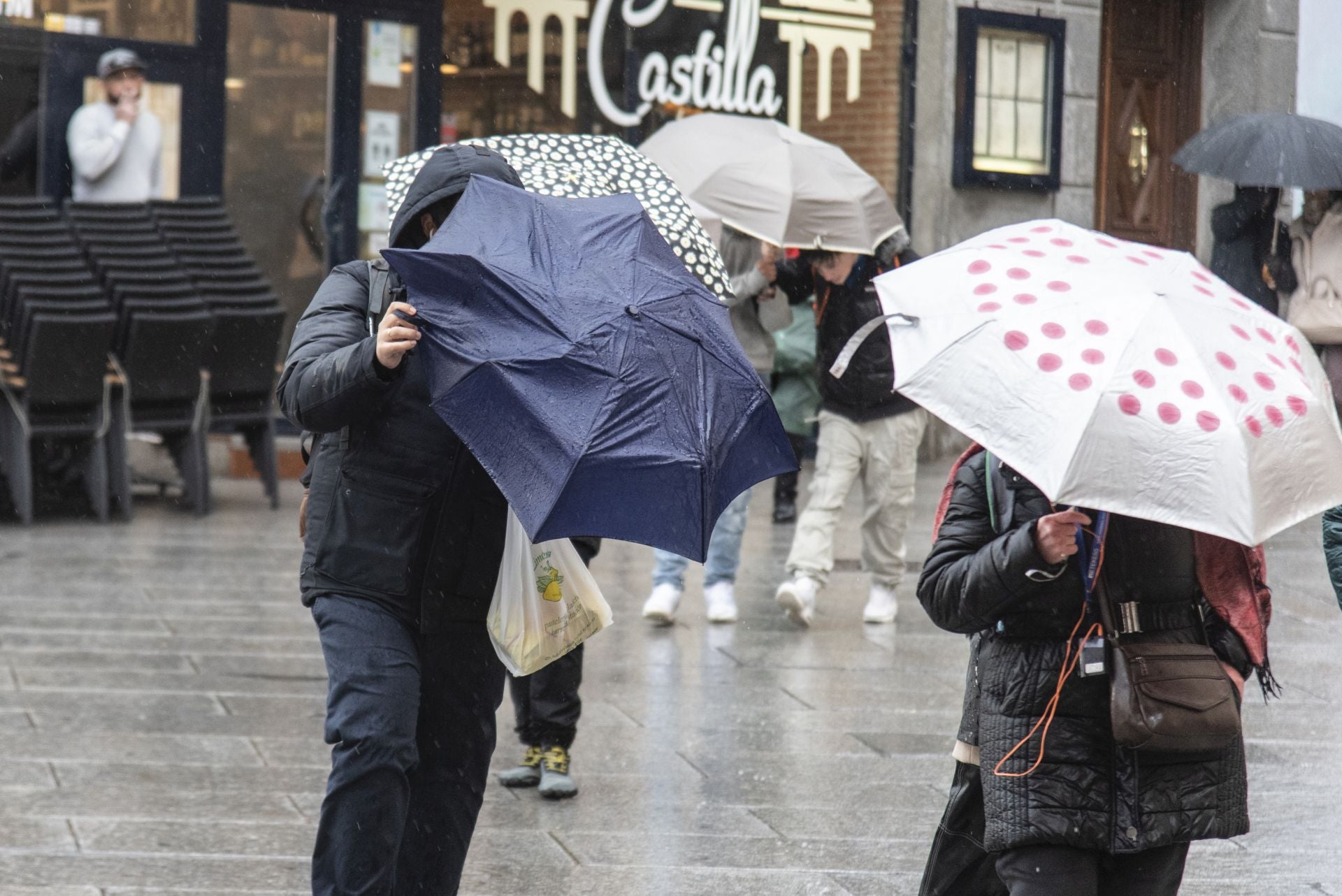Fotos: el viento y la lluvia llegan a Segovia