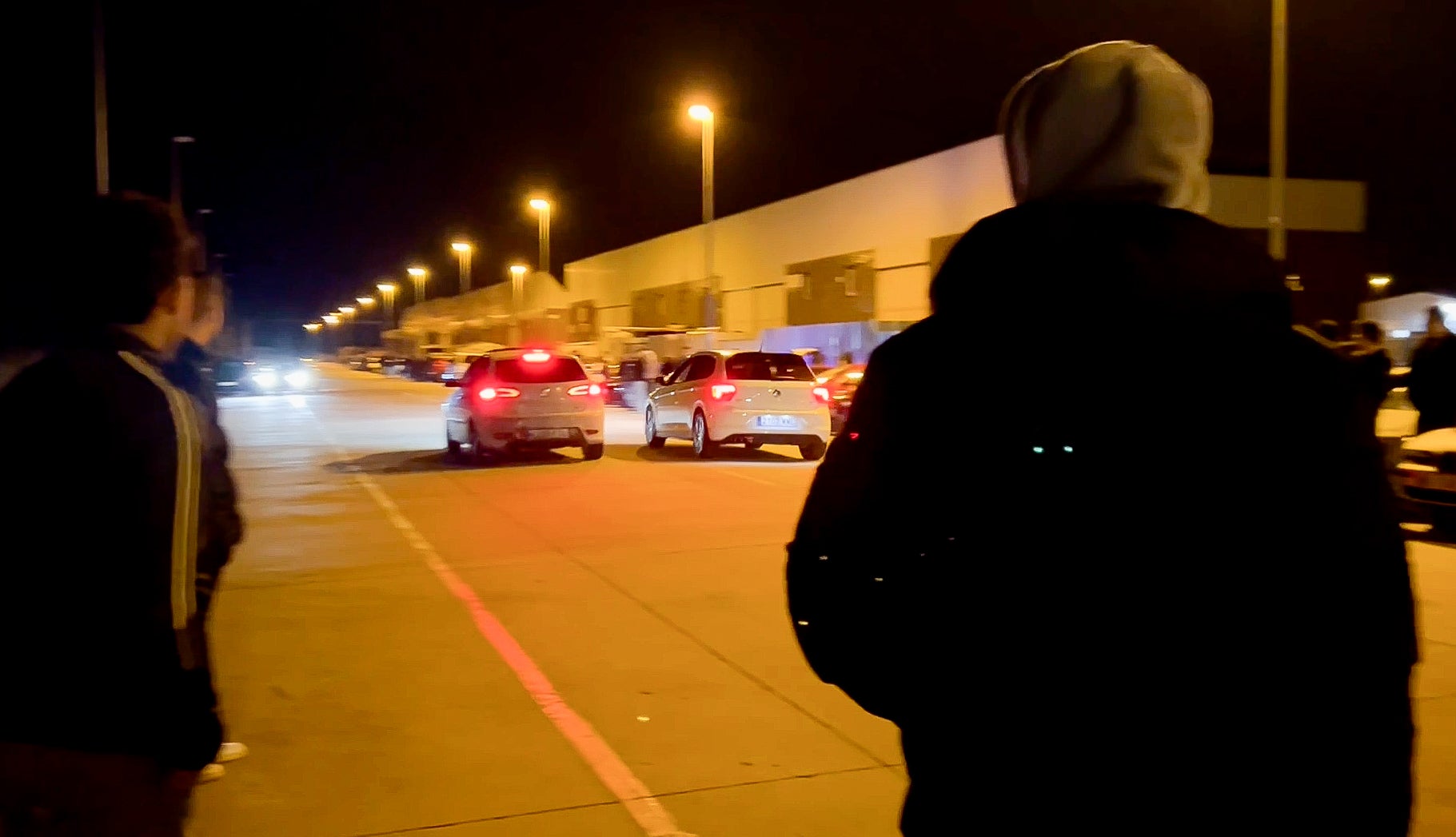 Las imágenes de la noche de carreras ilegales en Aldeamayor