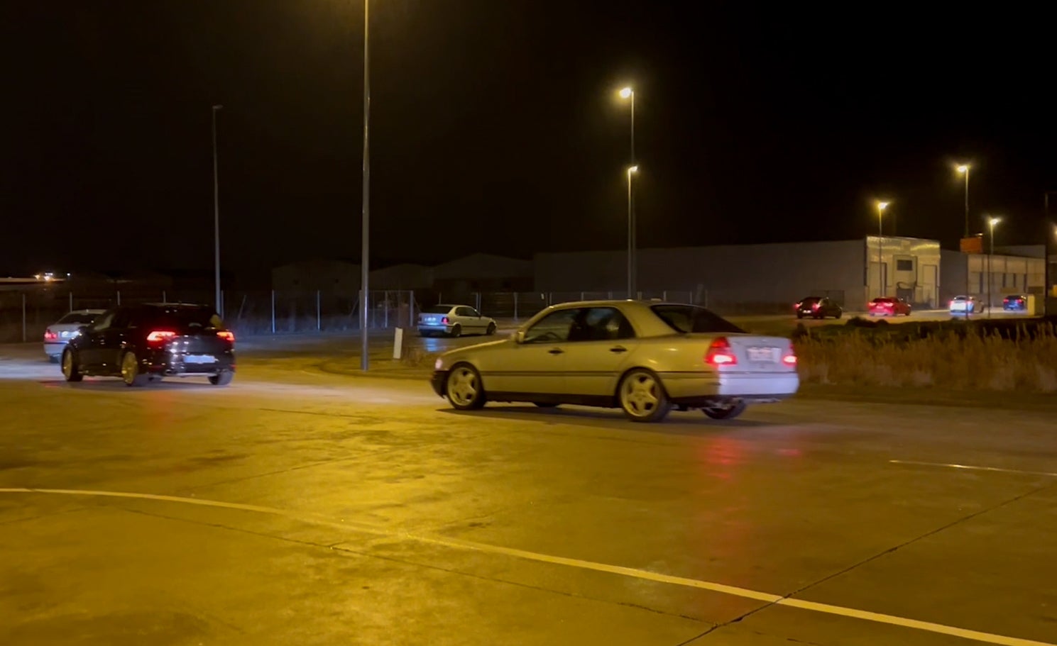Las imágenes de la noche de carreras ilegales en Aldeamayor