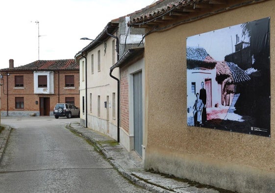 Reproducción de la foto de Don Eloy y Doña Consuelo, sobre 1957, titulada 'Al sol del invierno', en Boadilla de Rioseco.