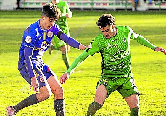Hugo de Bustos, en una acción del duelo ante el Astorga.