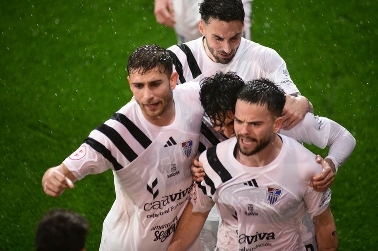 Jugadores de la Segoviana celebran el tanto conseguido por Farrell.