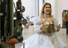 Rosana Largo explica la exposición, en la inauguración este sábado en Lècrac.