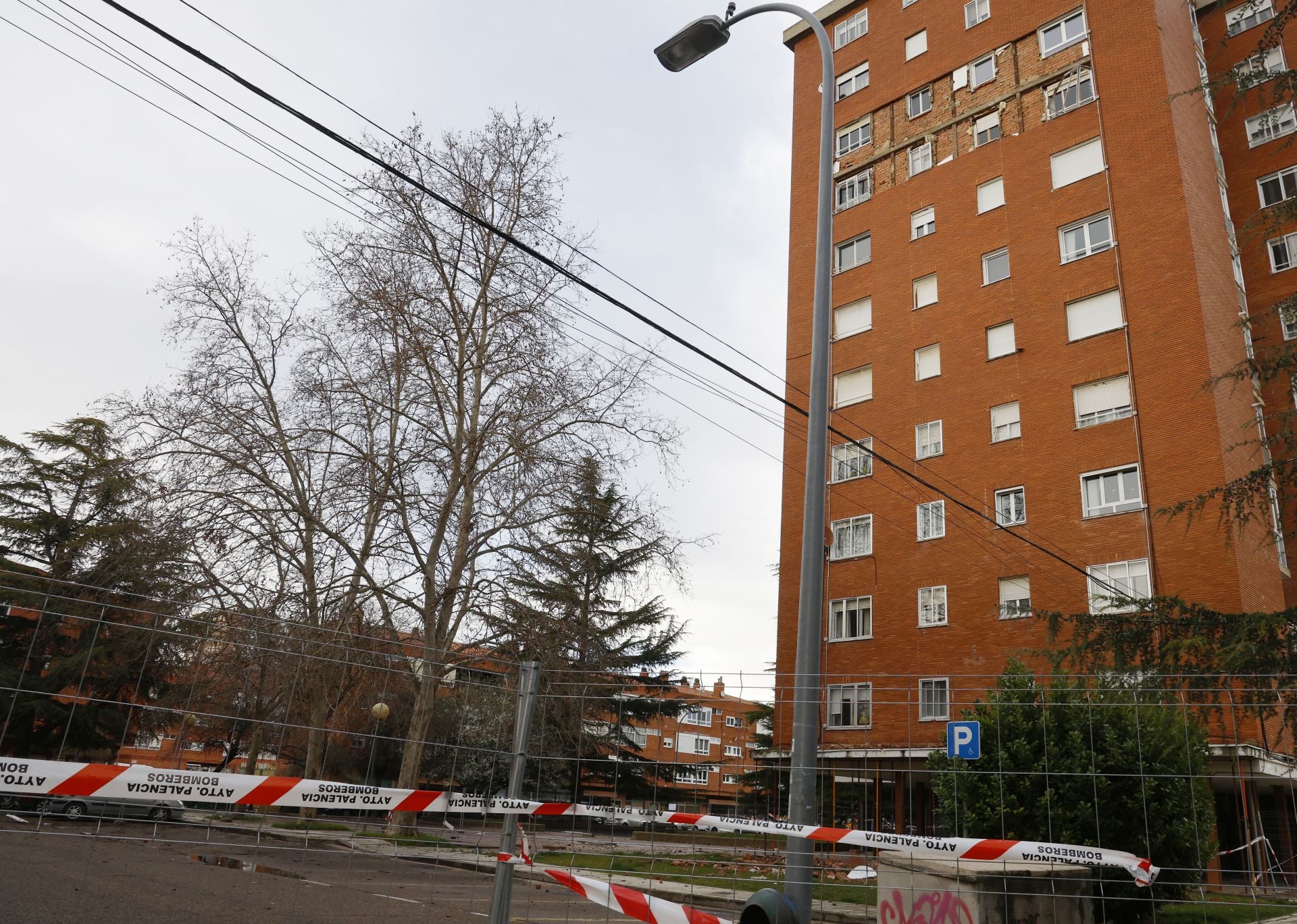 Así está la fachada de la calle Padilla tras el desprendimiento de cascotes y ventanas