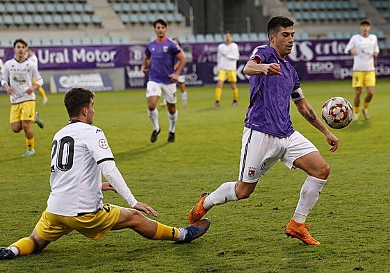 Jorge trata de irse de un rival del Júpiter Leonés, este sábado en La Balastera.