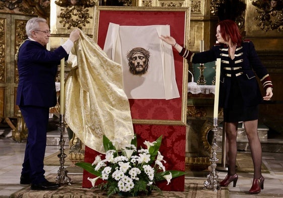 El vicario general de la Diócesis, Jesús Fernández Lubiano, presenta el paño de la Verónica realizado por la artista vallisoletana Helen Fernández