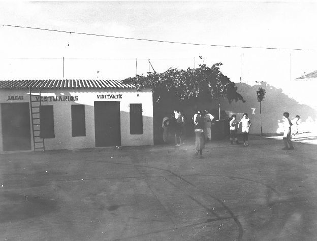 Un grupo de niños juega en las canchas de las escuelas. 2 de junio de 1986.
