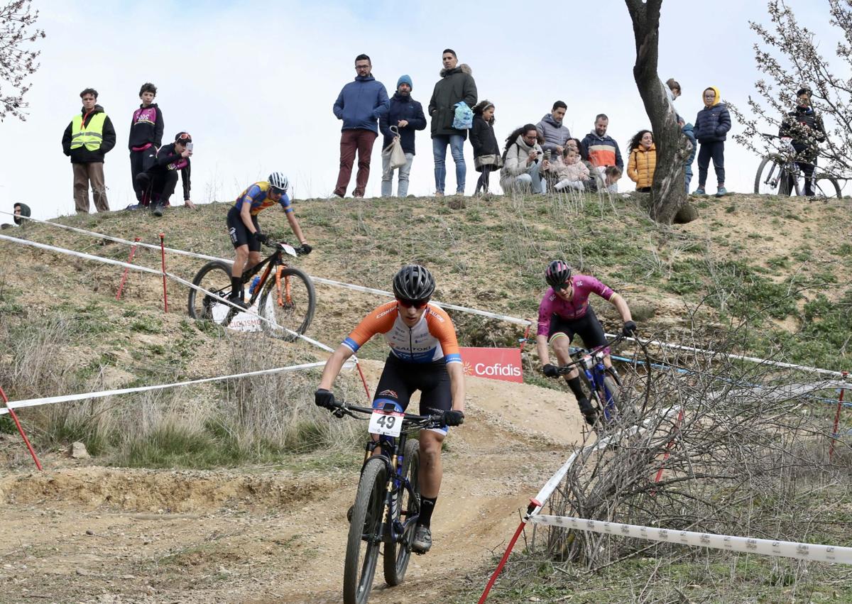 Imagen secundaria 1 - Lucía Gómez y Alberto Barroso asaltan la Copa de España de BTT en Valladolid