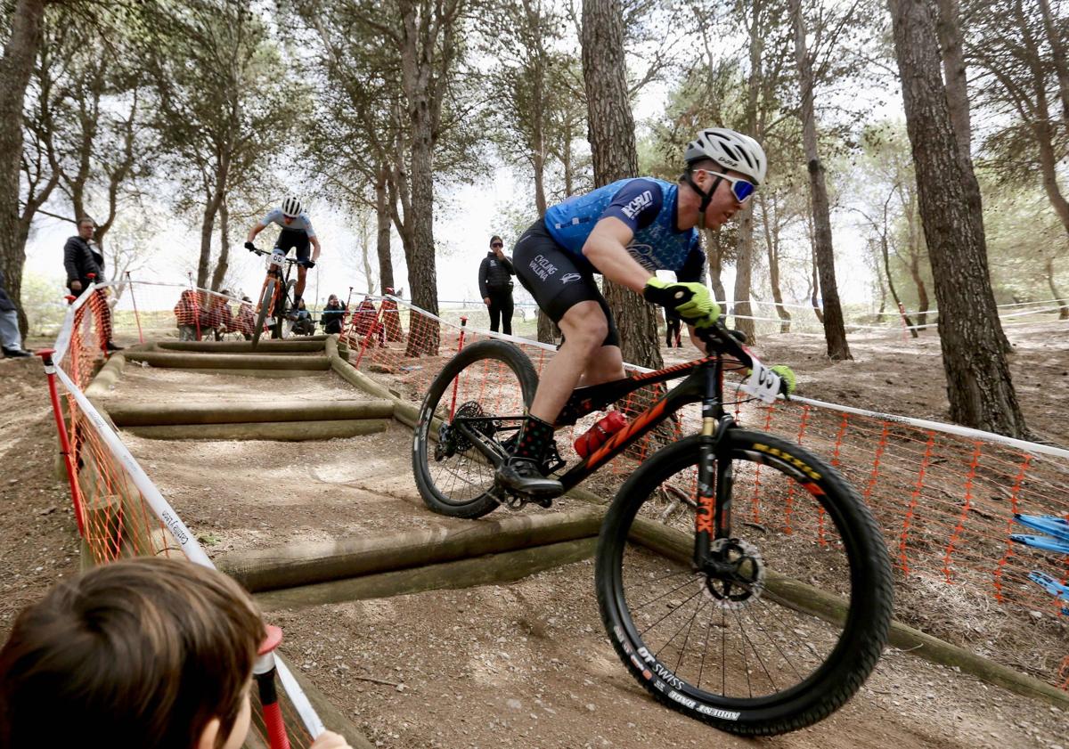 Imagen principal - Lucía Gómez y Alberto Barroso asaltan la Copa de España de BTT en Valladolid