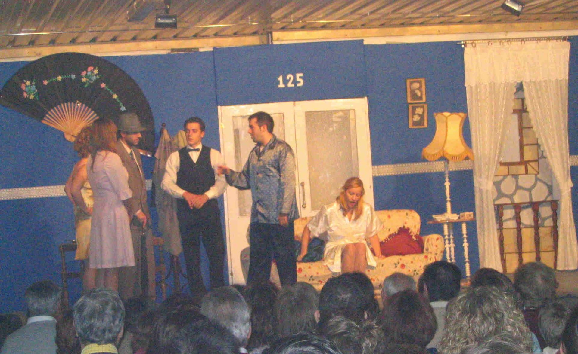 El grupo de teatro de Traspinedo durante la representación de la obra 'El tonto es un sabio'. 10 de enero de 2005.