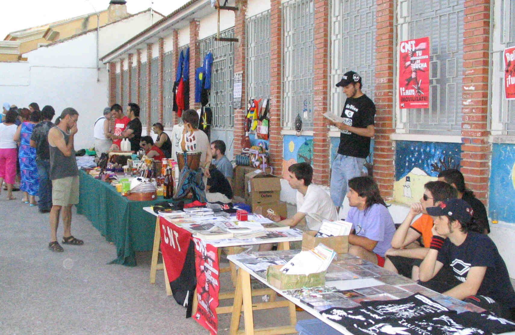 Primer encuentro de economía alternativa y comercio justo en Traspinedo. 17 de julio de 2005.