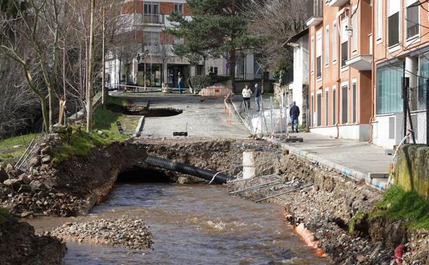 Socavón con agua anegada en El Espinar tras el paso de la borrasca Jana.