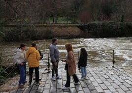 Curiosos se acercan al río Eresma en Segovia, este domingo, tras la crecida que tuvo hace unas horas