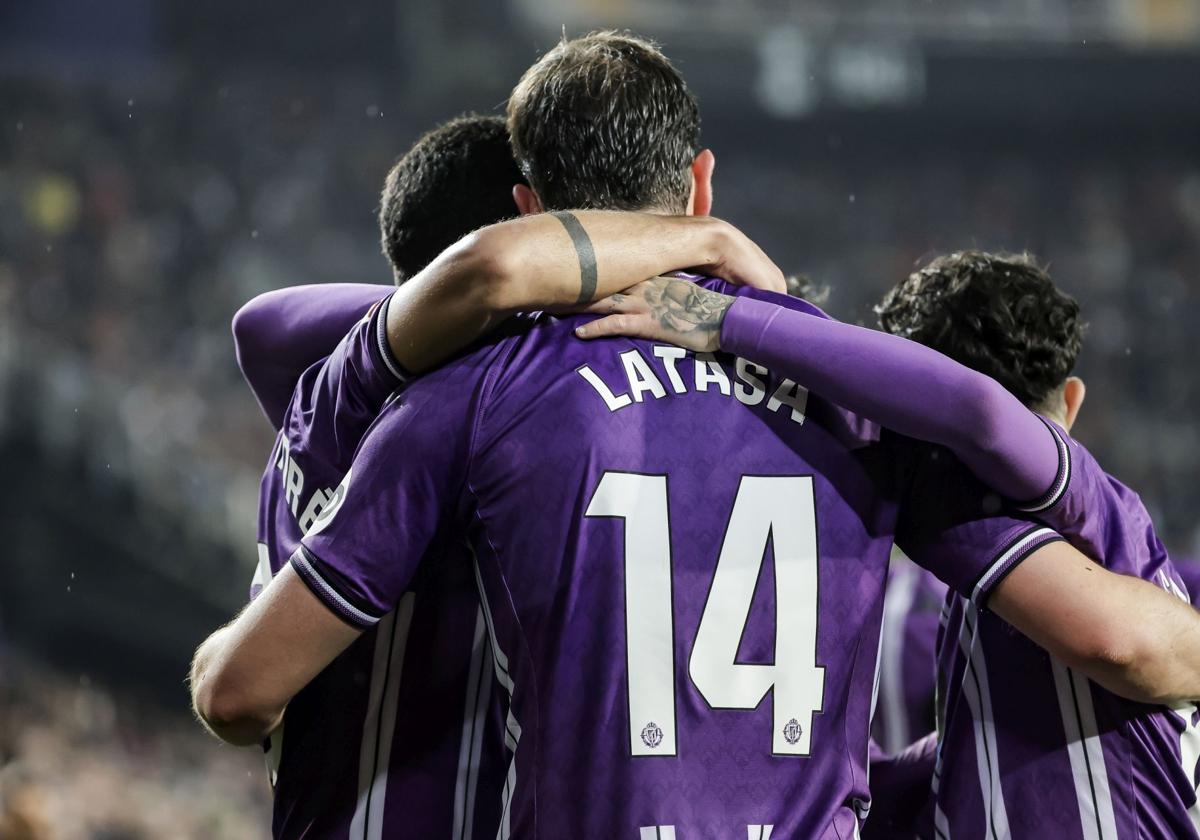 Latasa celebra el tanto conseguido en Mestalla.