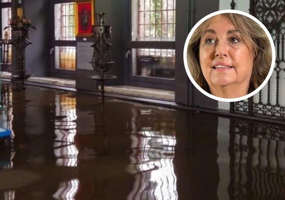 Agua estancada en la estancia que acoge la exposición del maestro herrero Elías de Andrés, y en círculo, la concejala May Escobar.