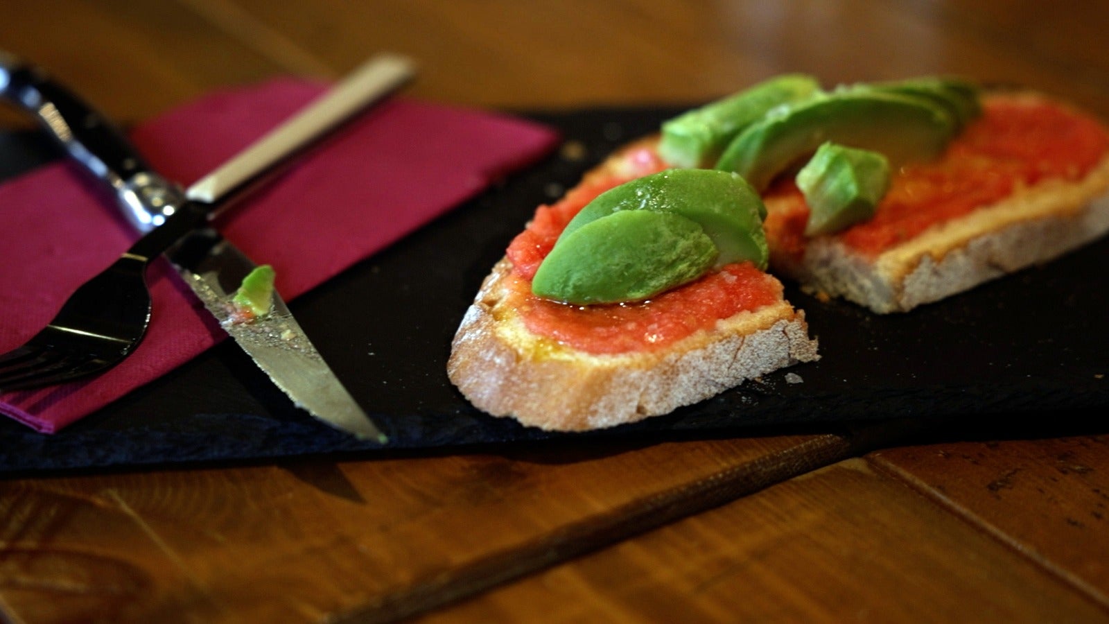 Tosta de tomate natural y aguacate del gastrobar Kiosko.