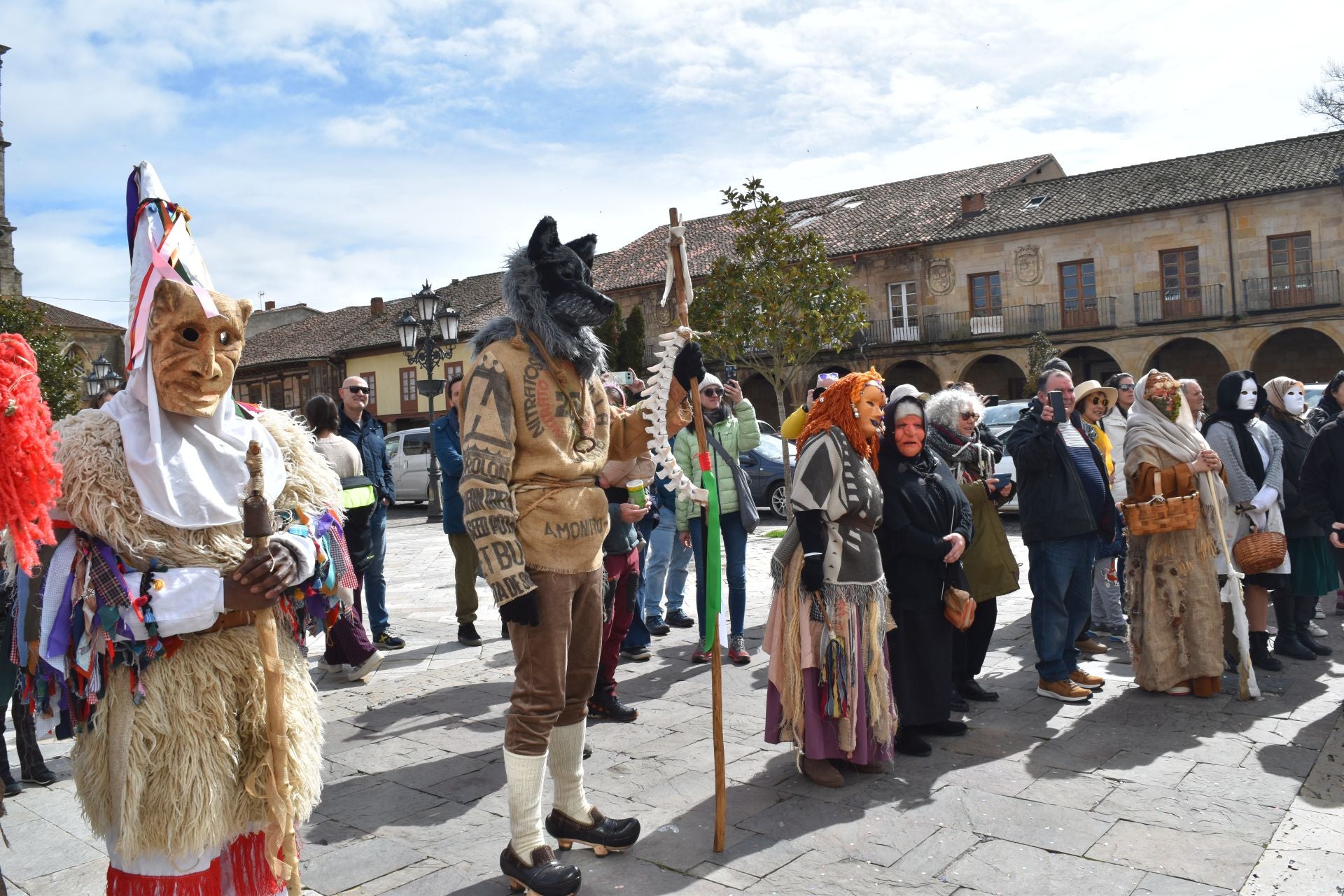 Zamarrones y mascaritos desfilan por Palencia