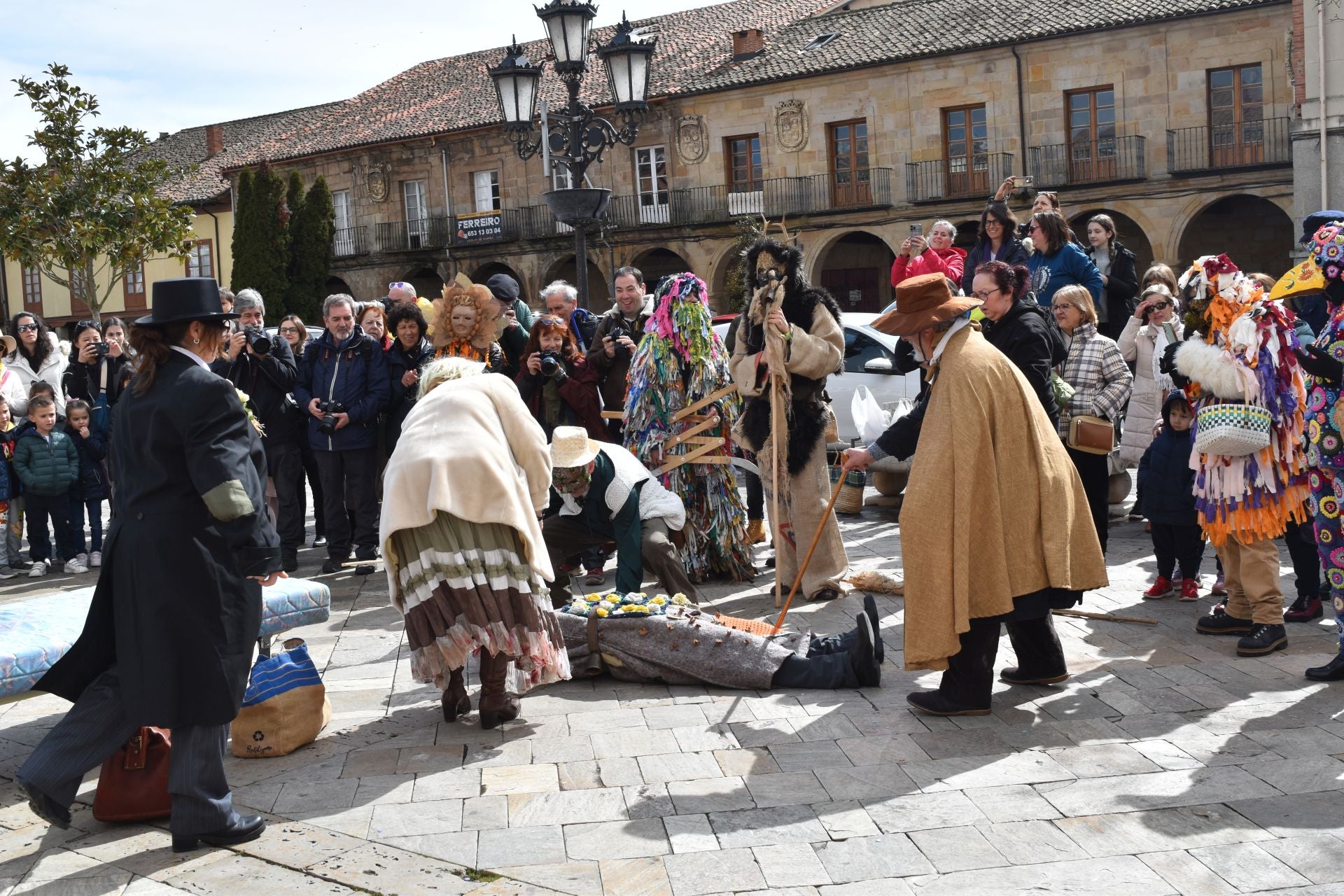 Zamarrones y mascaritos desfilan por Palencia