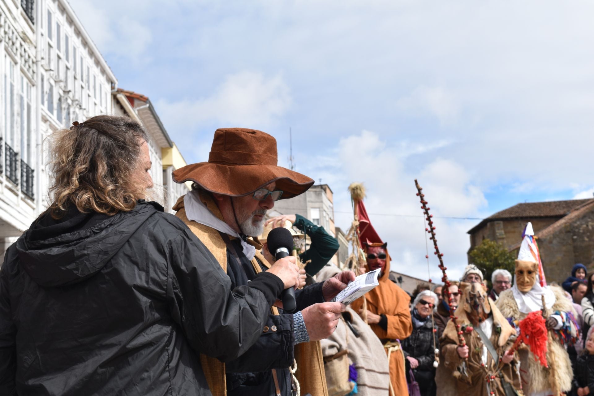 Zamarrones y mascaritos desfilan por Palencia