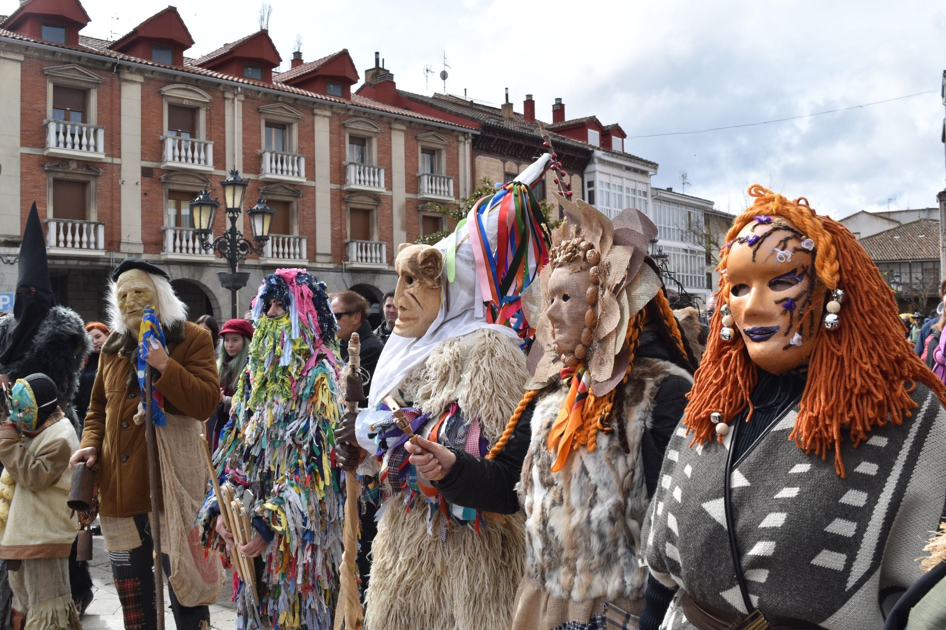 Zamarrones y mascaritos desfilan por Palencia